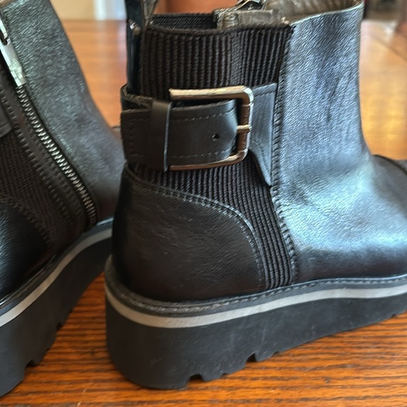 Donald Pliner women’s black wedge zip booties with buckle size 8-1/2 - Picture 4 of 8